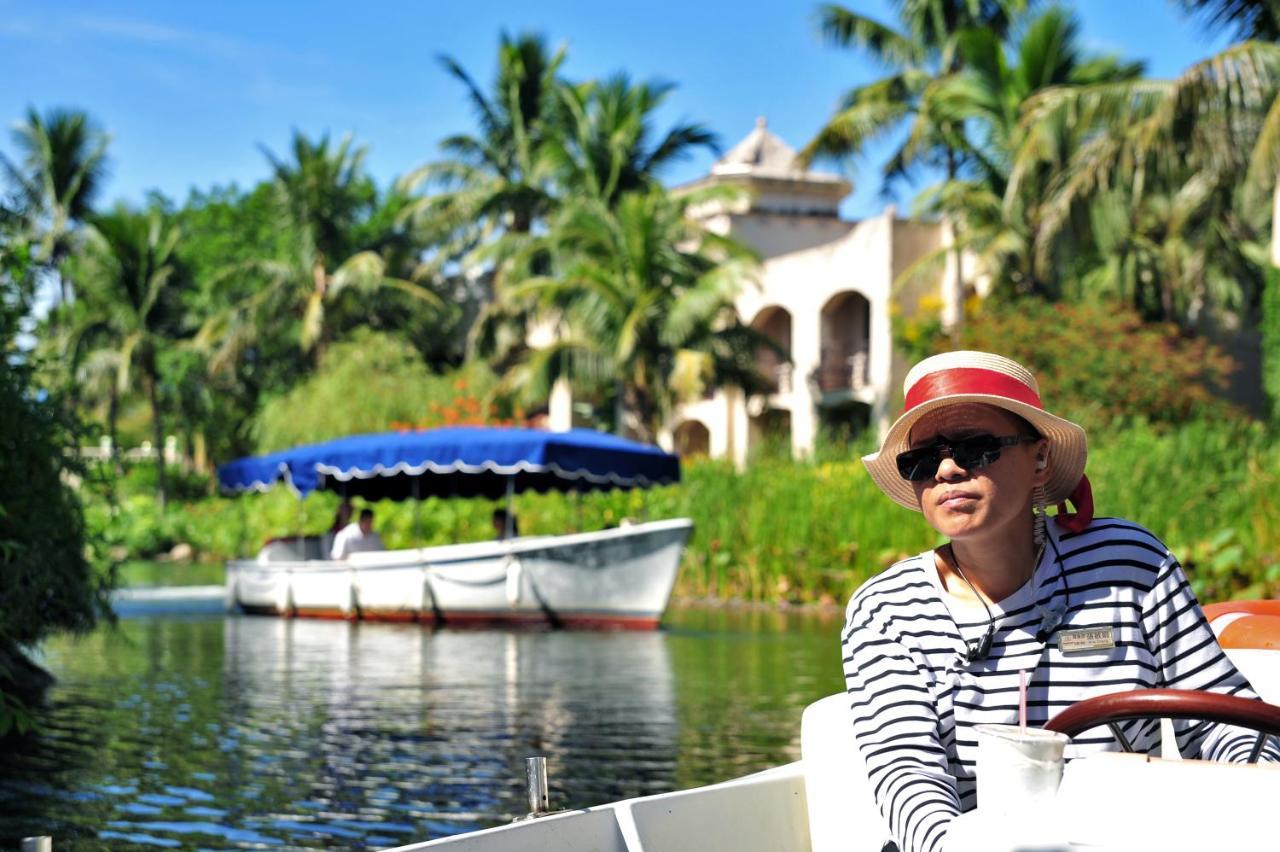โพรมิสแลนด์ รีสอร์ท&ลากูน โซ่วเฟิง ภายนอก รูปภาพ A woman on a boat tour at the Everglades
